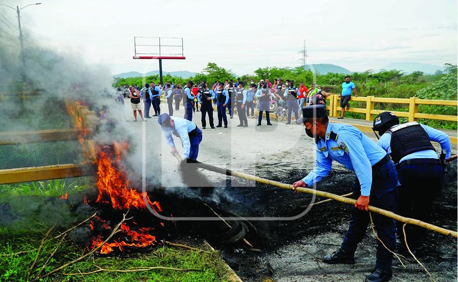 “Algunos están durmiendo en los techos, con maletas listas”