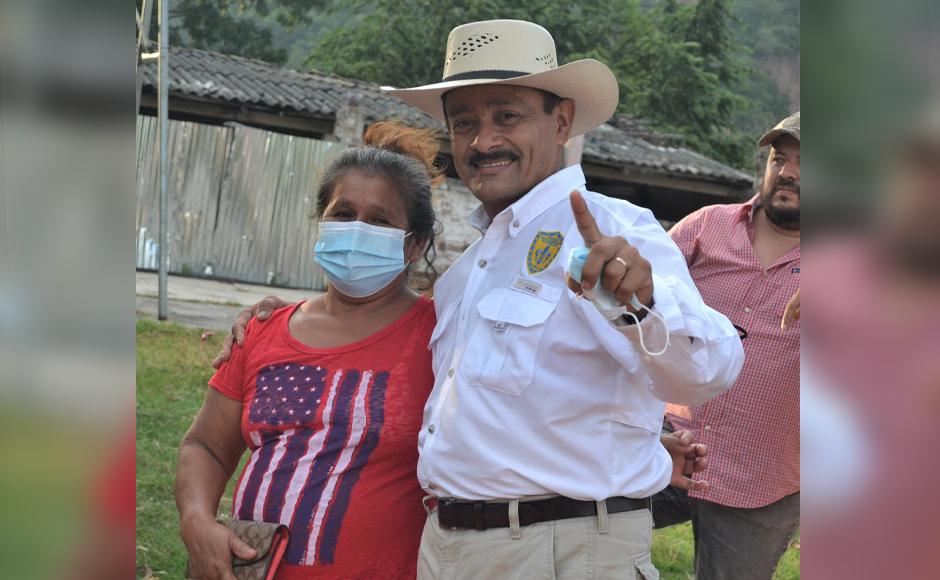 Julio César López durante uno de sus recorridos de campaña política.