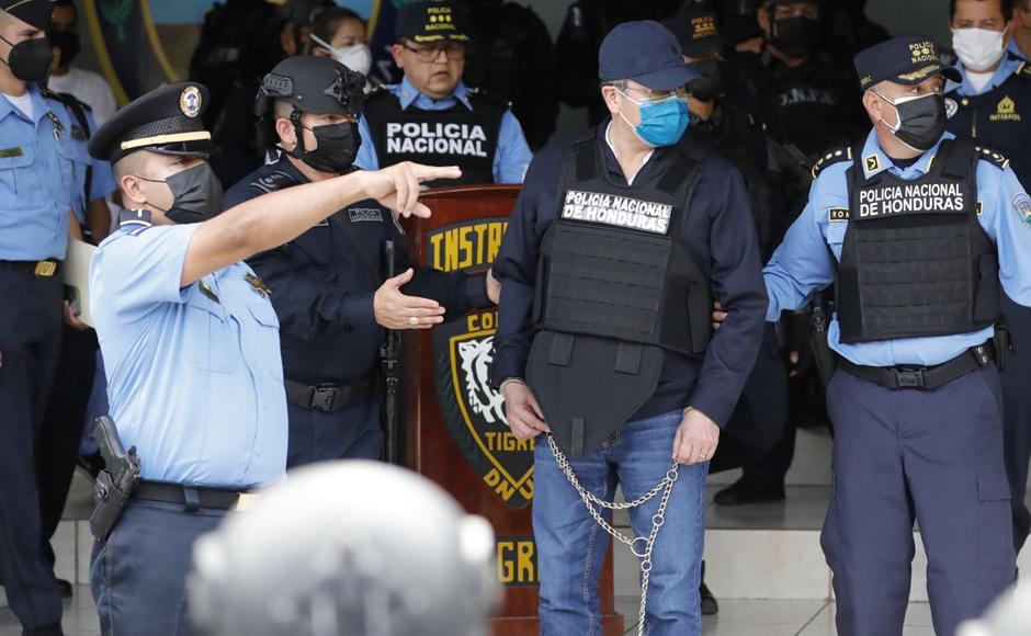 Juan Orlando Hernández siendo presentado tras su formal arresto afuera de su vivienda el 15 de febrero.
