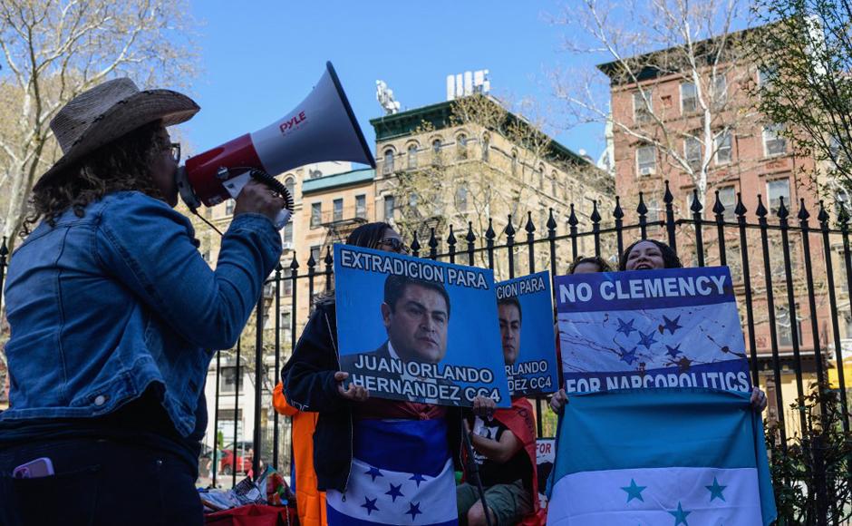Opositores hondureños se apersonaron ayer en las afueras de la Corte en Nueva York.