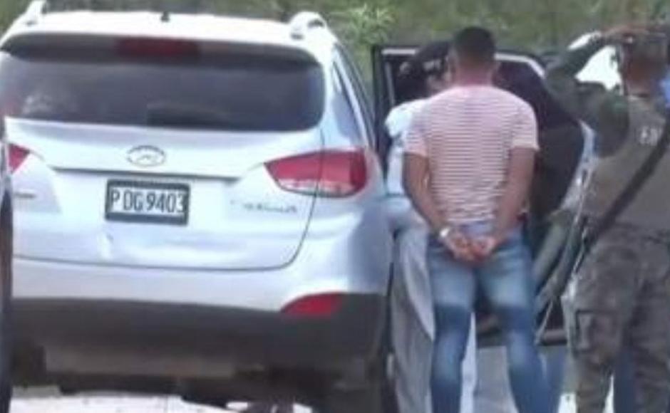 En esta camioneta se conducía la pareja al momento del ataque criminal.