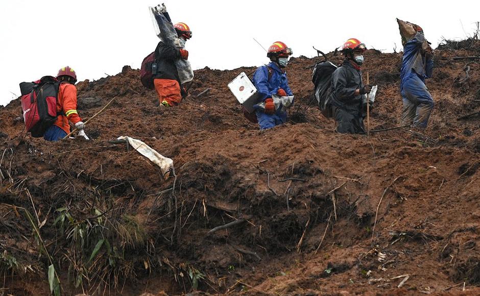 Recuperan segunda caja negra de fatídico accidente aéreo en China