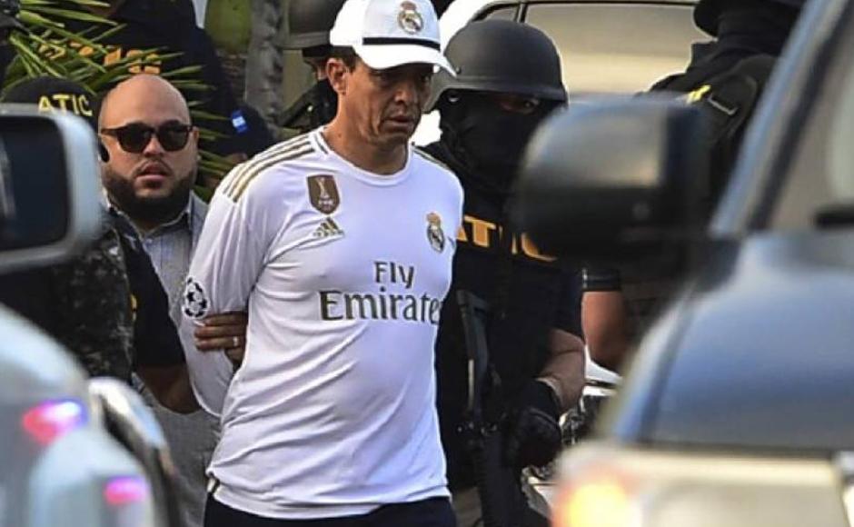 Momento en que Leonel Sauceda fue sacado de su vivienda ante la ejecución de una orden de captura .