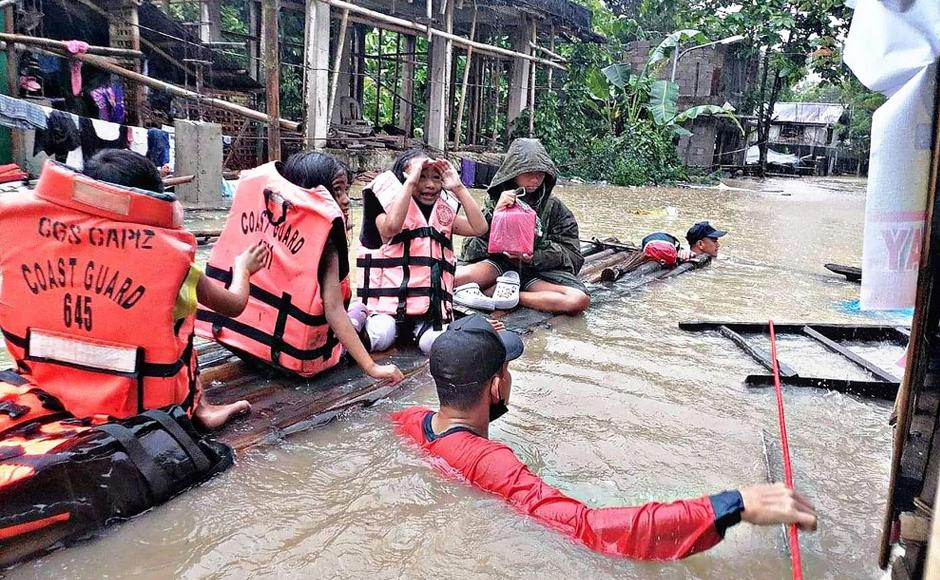 Sube a 80 la cifra de muertos por inundaciones y aludes de lodo en Filipinas