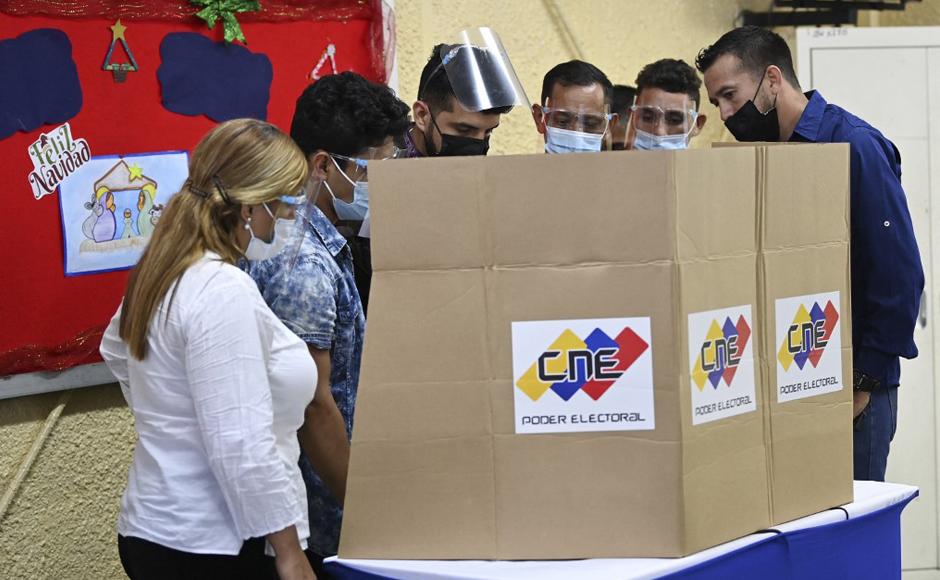 Chavismo arrolla en elecciones de Venezuela al ganar Caracas y 20 de 23 estados
