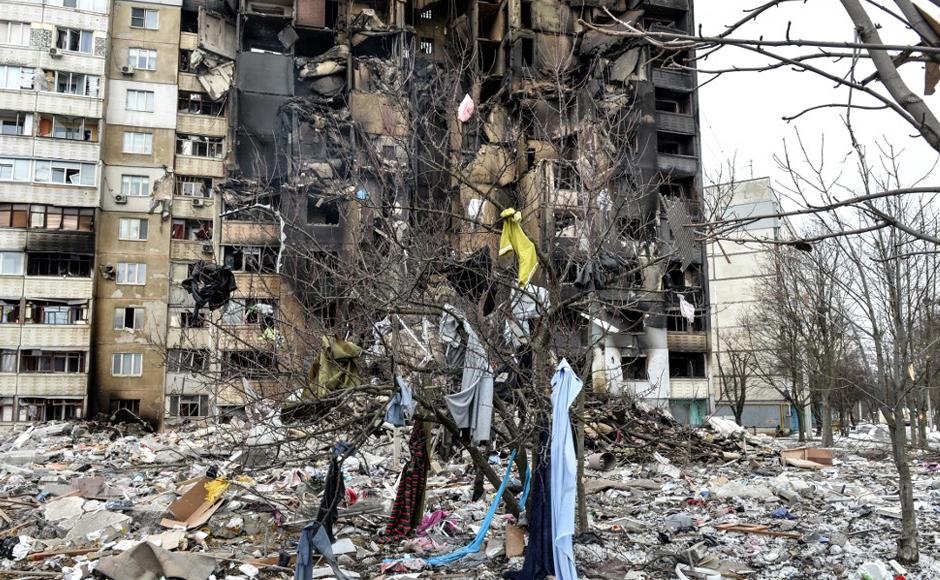 Esta imagen muestra un edificio de apartamentos dañado después de un bombardeo el día anterior en Kharkiv, la segunda ciudad más grande de Ucrania.