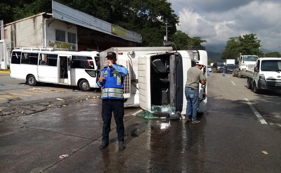 Dos heridos de gravedad deja choque entre autobús y camión en SPS