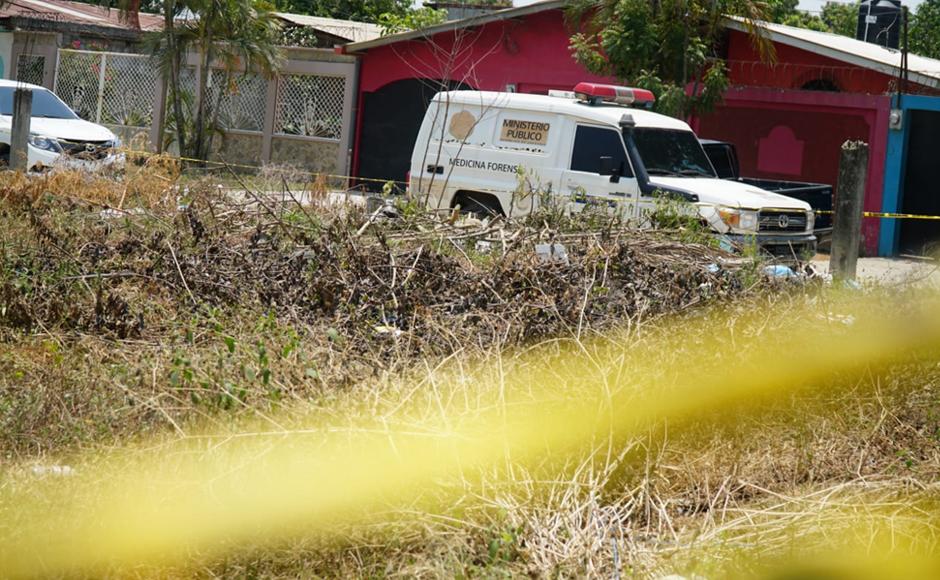 Vehículo forense en las cercanías de donde fue ubicado el cadáver.