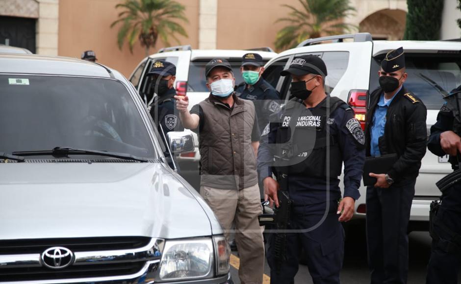 Más de 600 policías diseminados en las cercanías a la vivienda del exgobernante Juan Orlando Hernández.