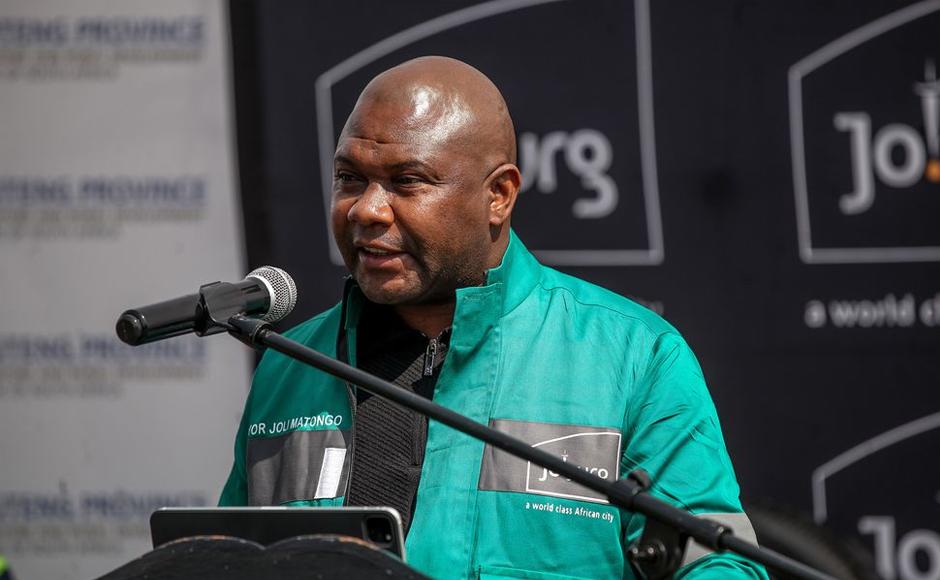 Recién electo alcalde de Johannesburgo muere en accidente vehicular