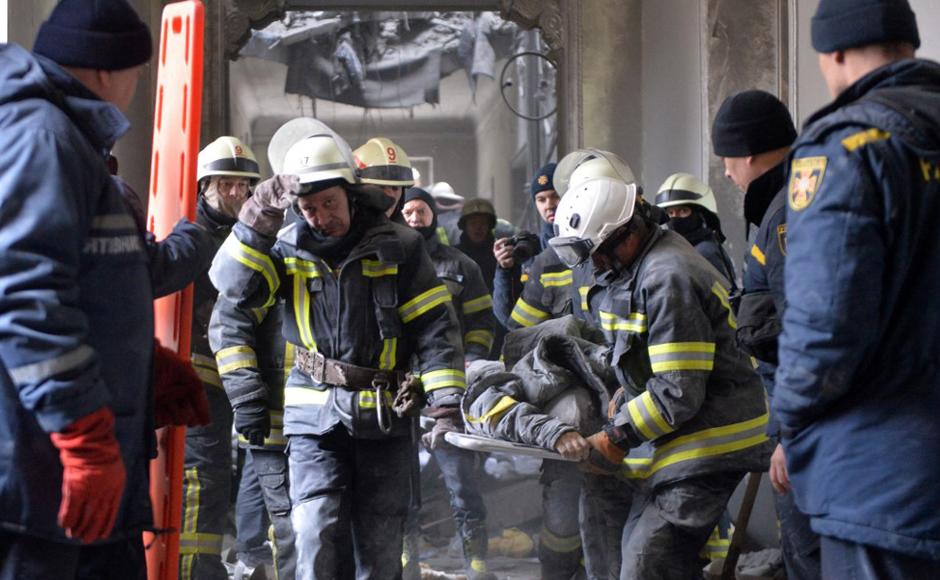 El personal de emergencias saca un cuerpo del ayuntamiento local dañado de Kharkiv, destruido como resultado del bombardeo de las tropas rusas.