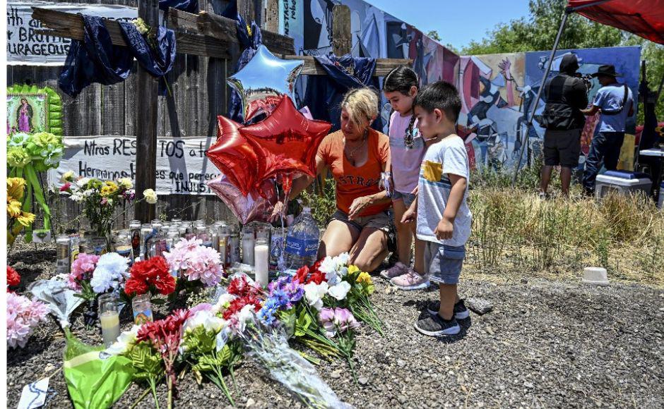 Familiares de las víctimas llorando en el sitio donde fueron encontrados los cuerpos.
