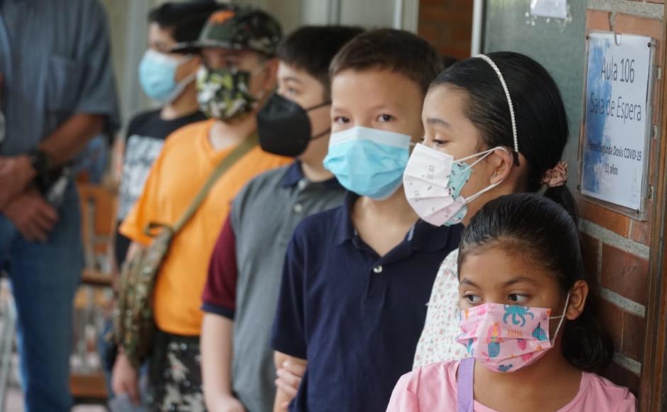 En el Distrito Central están Campo Parada Marte, Polideportivo de la Unah, Escuela Estados Unidos, Hospital Escuela, Hospital San Felipe, y en centros comerciales. También habilitaron centros educativos para vacunar a los infantes de 11 años.