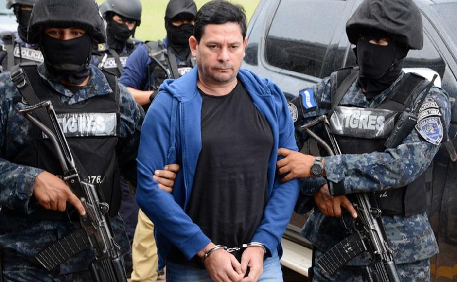 Héctor Emilio Fernández mientras era fuertemente escoltado para su extradición.