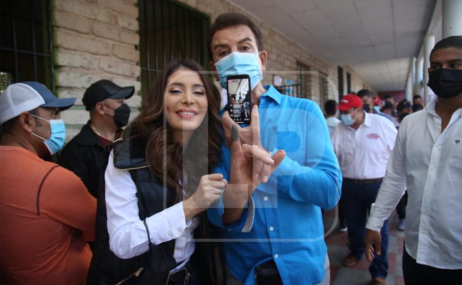 Salvador Nasralla y su esposa luego de ejercer el sufragio en la capital.