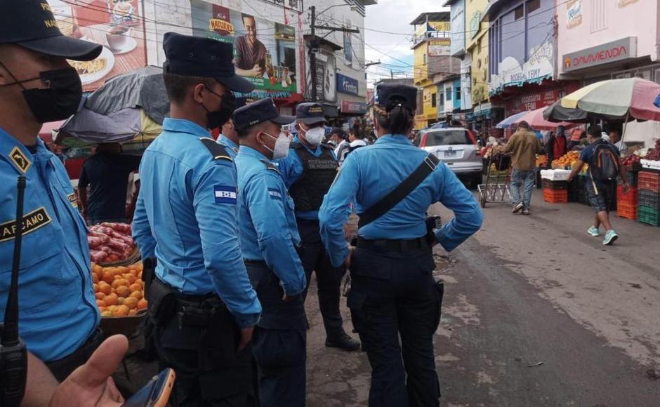 Policía despliega agentes en calles y comercios en víspera del pago de aguinaldos