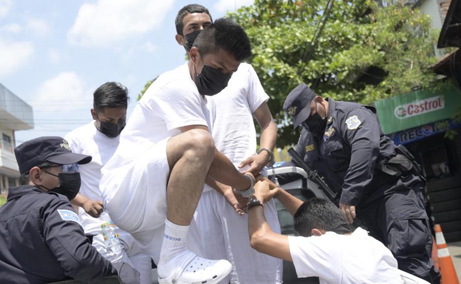 Personas capturadas por supuestos vínculos con pandillas son escoltadas por la Policía Nacional Civil durante el estado de emergencia declarado por el Gobierno en San Salvador.