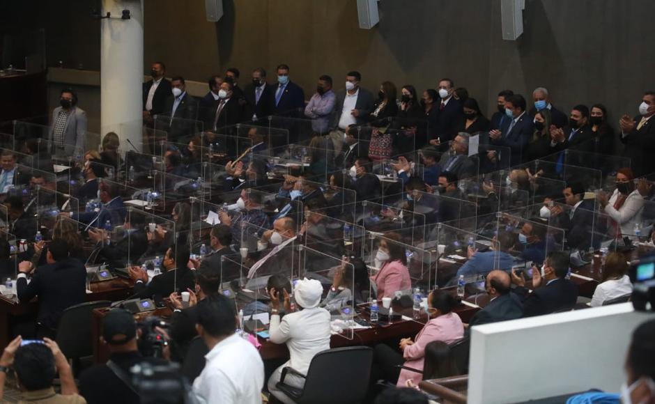 Los 128 congresistas propietarios se reunieron ayer martes en horas de la tarde en el Hemiciclo.
