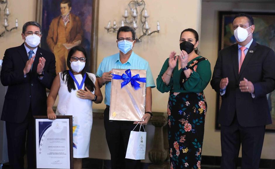 Reconocen labor de maestros del Año 2021 con orden Dionisio de Herrera