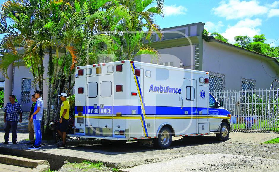 En la entrada de la alcaldía de San Antonio hay una camilla de ambulancia. Está ahí porque no hay hospital. También hay dos unidades de emergencia para asistir a los pobladores y llevarlos a San Pedro Sula.