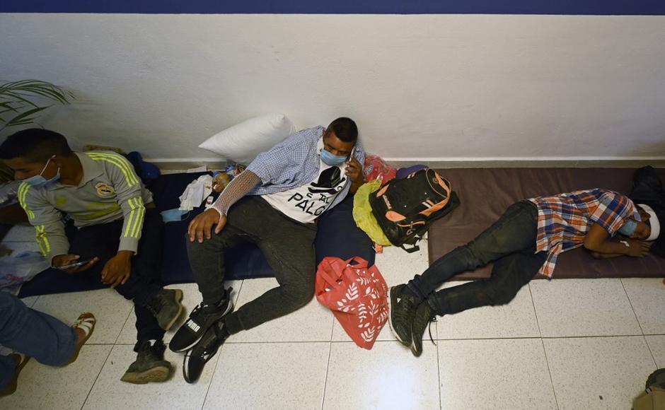 Los migrantes guatemaltecos heridos en el accidente de tránsito esperan ser liberados de la delegación de la Cruz Roja Mexicana en Tuxtla Gutiérrez.