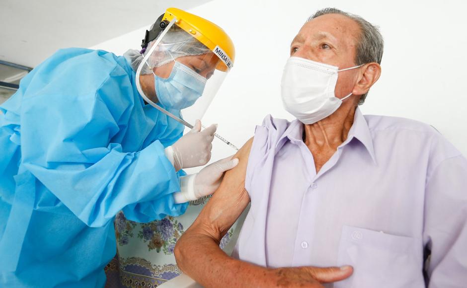 Habilitan segunda dosis de refuerzo para mayores de 60 años e inmunocomprometidos