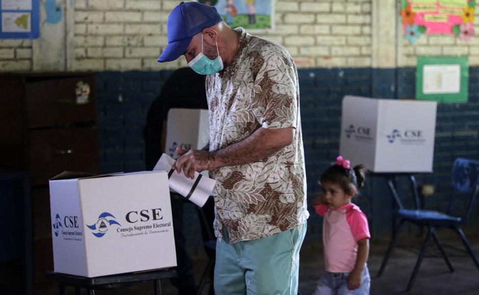 Un hombre emite su voto durante las elecciones generales en un colegio electoral de Managua.