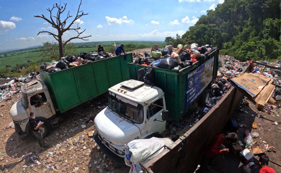 $!Todos los días llegan camiones cargados de basura diversa que desechan los habitantes de barrios y colonias.