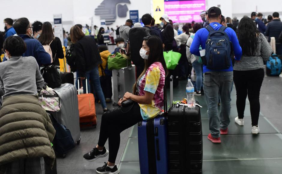 Pasajeros de Aeroméxico esperan vuelos luego de que más de 70 pilotos dieron positivo por coronavirus.