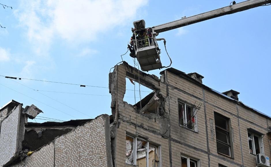 Los rescatistas trabajan en un edificio residencial dañado después de un reciente bombardeo.