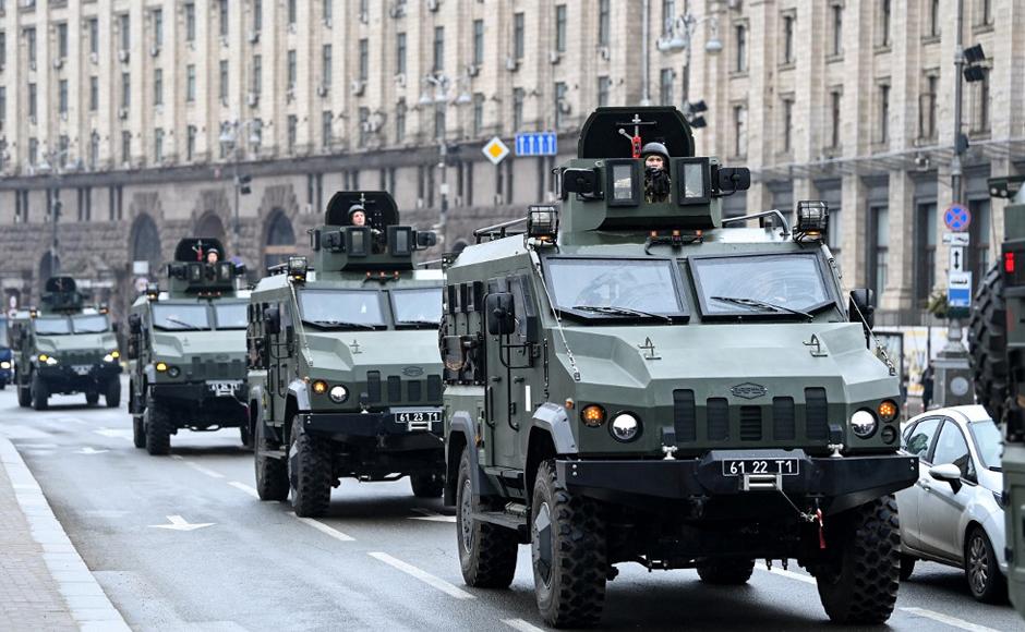 Las sirenas de ataque aéreo sonaron hoy en el centro de Kiev cuando las ciudades de Ucrania fueron atacadas con lo que los funcionarios ucranianos dijeron que eran ataques con misiles y artillería rusos.
