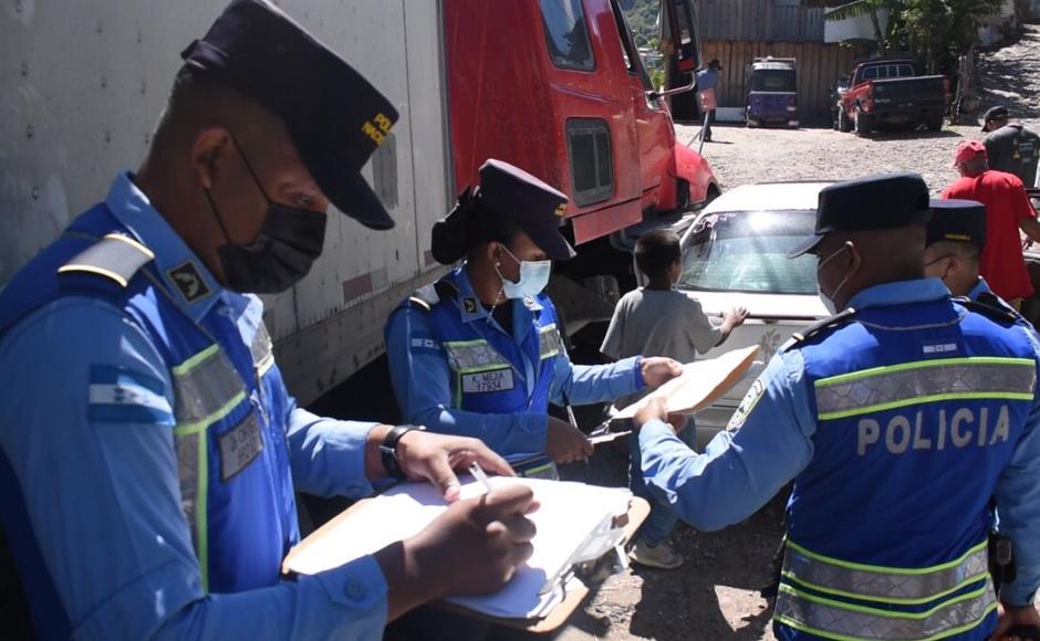 La Policía mantiene operativos en los ejes carreteros con el objetivo de controlar el tráfico vehicular.