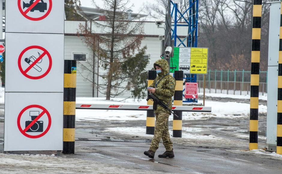 La guardia fronteriza ucraniana patrulla el puesto de control de Goptivka en la frontera entre Ucrania y Rusia.