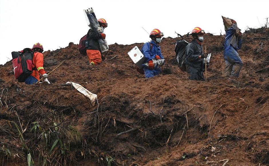 Los equipos de rescate revisan el sitio donde el vuelo MU5375 de China Eastern se estrelló el 21 de marzo.