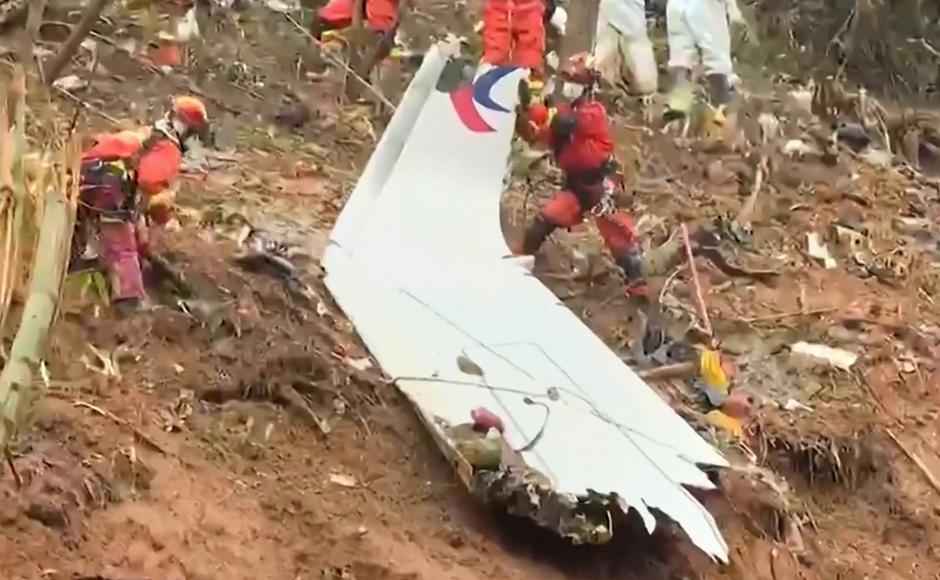 Rescatistas buscan con drones y cámaras térmicas a supervivientes de accidente de avión en China