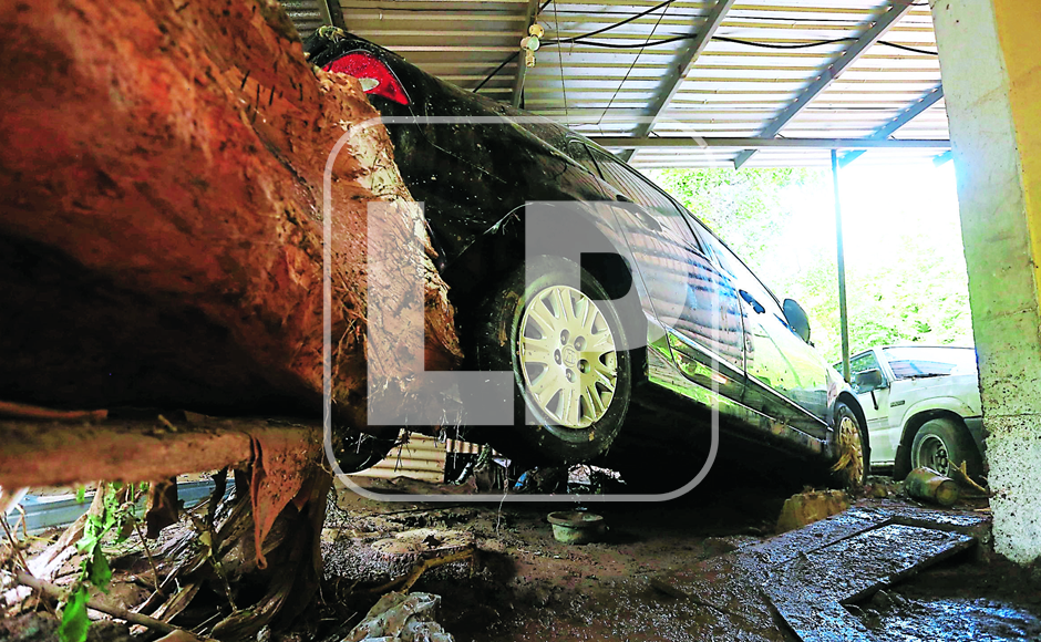 Un carro Honda Civic impactó contra dos muros de su vivienda esa noche de terror del 4 de noviembre de 2020.