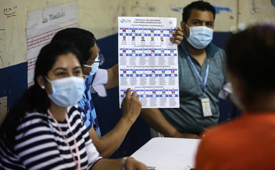 Nicaragüenses votan en unos comicios que aferran a Ortega al poder