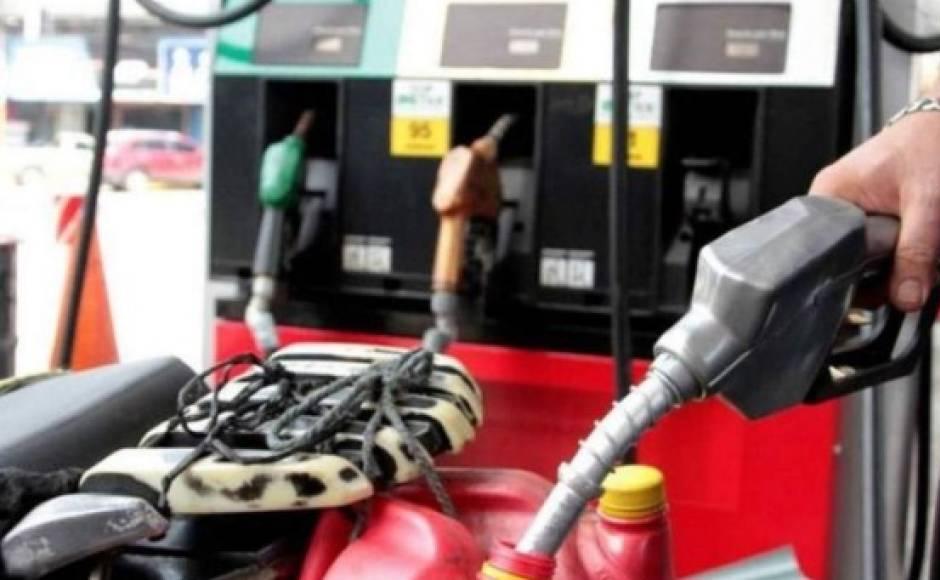 Gobierno congela precios de gasolina regular y diesel