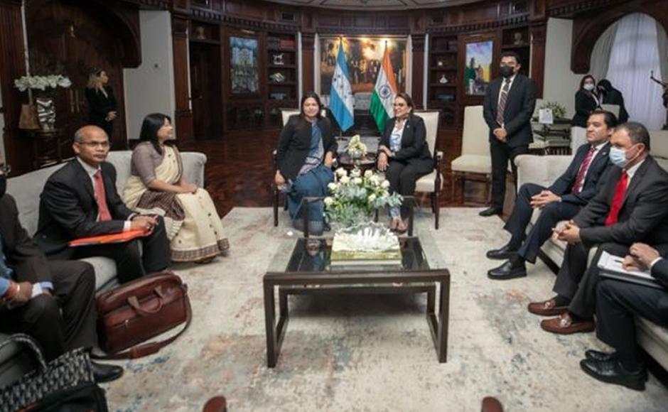 Presidenta de Honduras y canciller de India dialogan sobre intereses mutuos