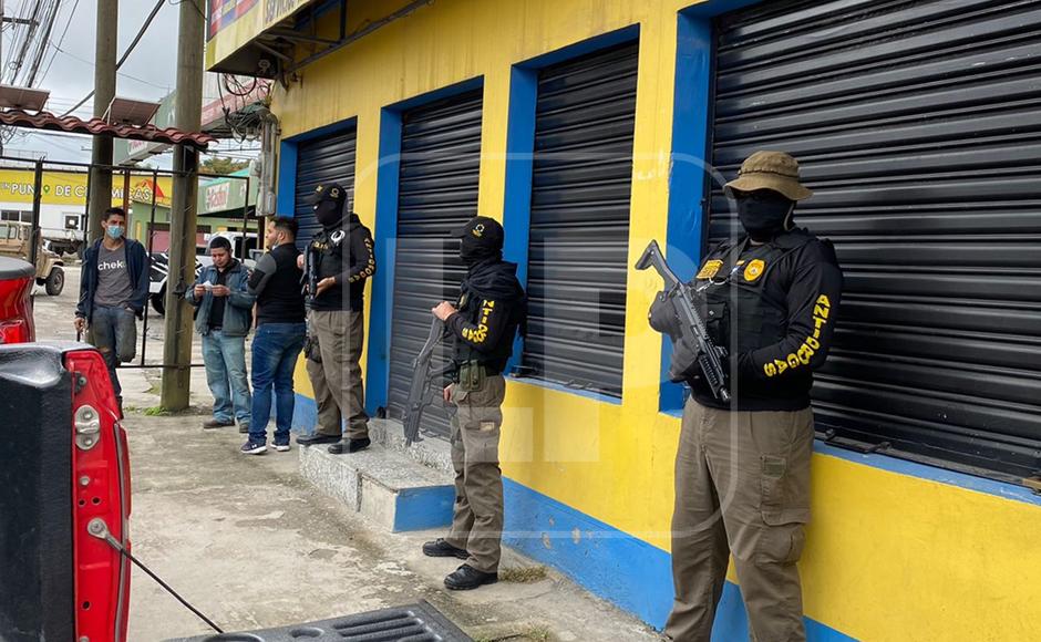 Imagen del operativo de inspección en un negocio de la colonia Miraflores en Santa Rosa de Copán.