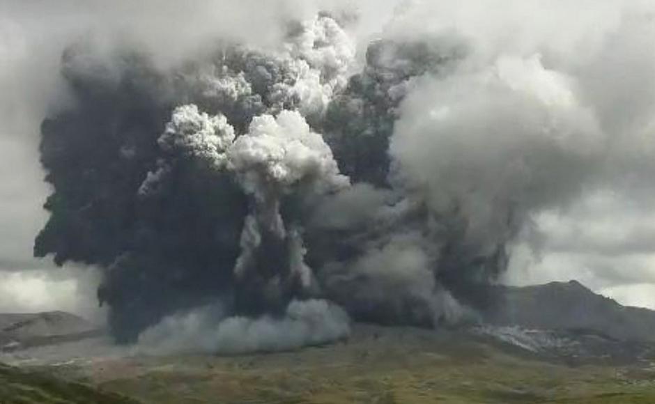 El volcán Monte Aso entra en erupción en Japón