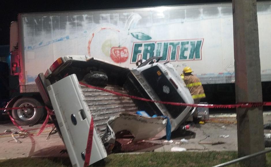 Equipos del Cuerpo de Bomberos se desplazaron al lugar para rescatar a las víctimas que quedaron atrapadas.