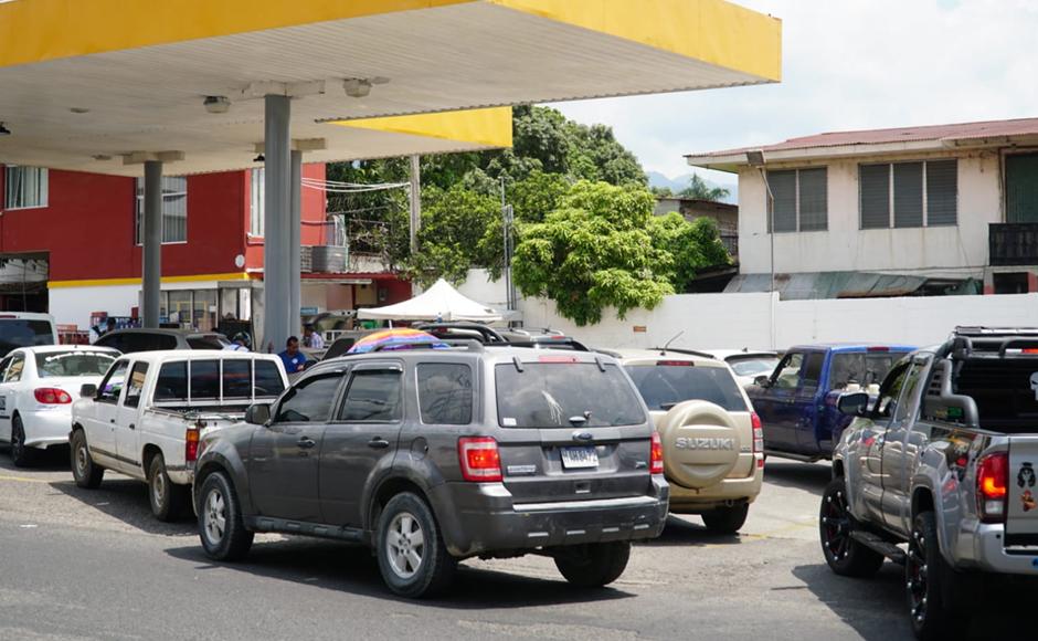 Miles de sampedranos se movilizaron de forma masiva a las gasolineras para abastecerse de combustible.