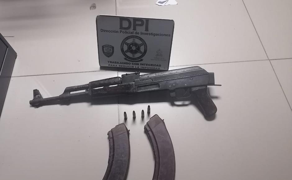 Esta es la arma de fuego que las autoridades le decomisaron a Holvin Almendárez.