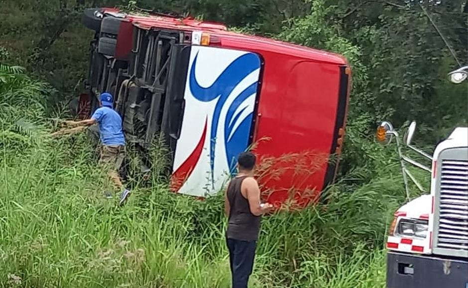 Al menos 25 heridos deja volcamiento de un autobús en carretera al sur
