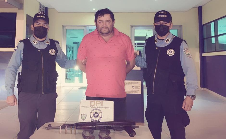 Detienen a hondureño que intimidaba con una AK-47 a su expareja