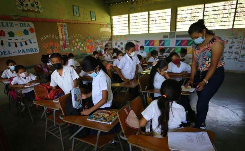 Inicia reforzamiento para estudiantes desvinculados del sistema por covid y huracanes