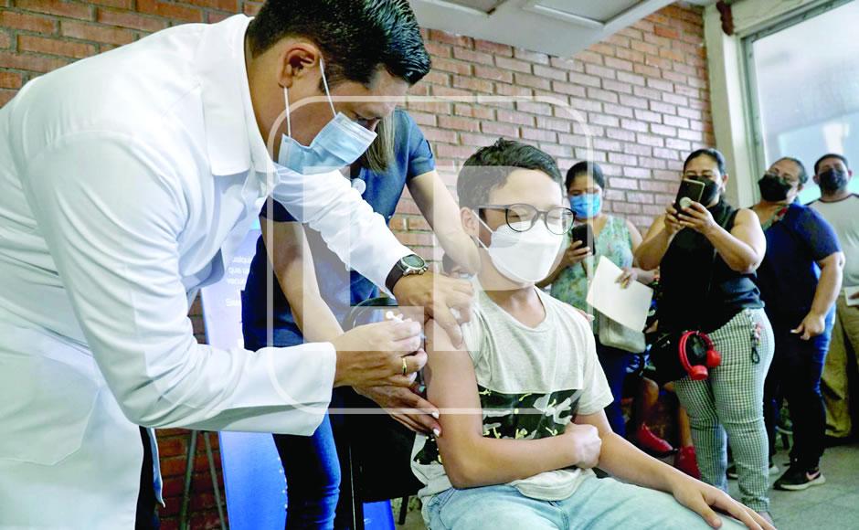 Hoy vacunan a los niños de 10 años y el viernes a los de 9