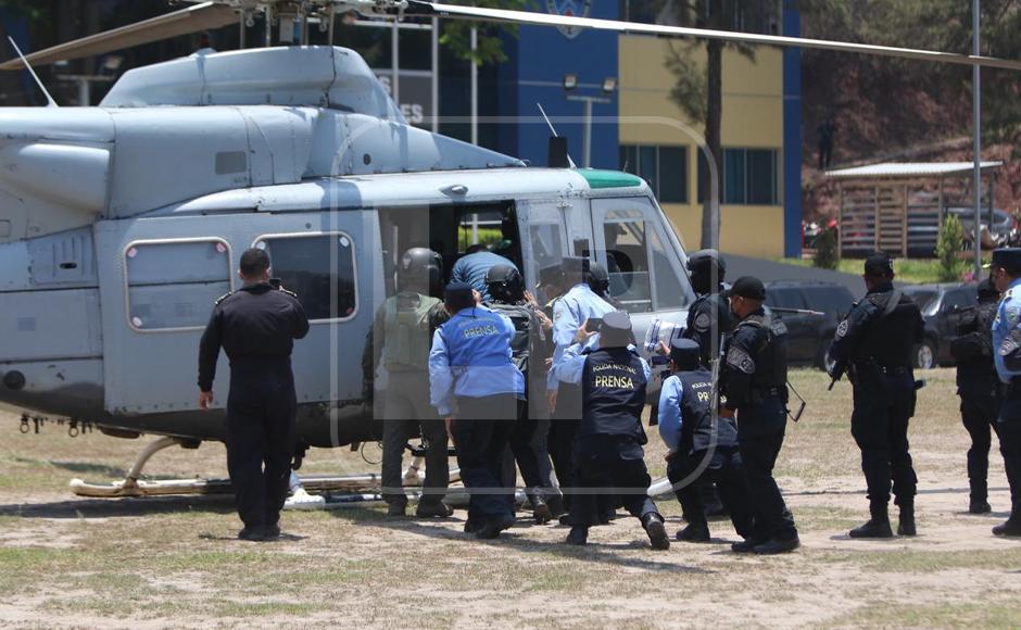 Juan Orlando Hernández siendo ingresado al helicóptero rumbo a Toncontín.