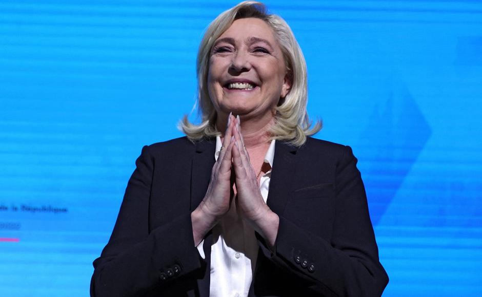 La candidata presidencial del partido de extrema derecha francés Rassemblement National, Marine Le Pen, se dirige a los partidarios después de los primeros resultados de la primera ronda de las elecciones presidenciales.